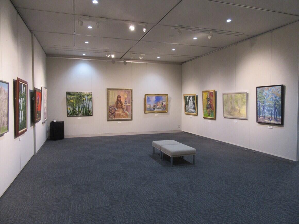 第35回多摩北部5市美術家展の会場の写真。清瀬市郷土博物館ギャラリー