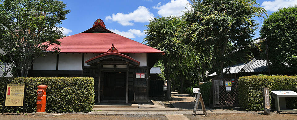 小平ふるさと村の入口にある旧小平小川郵便局舎と丸ポスト