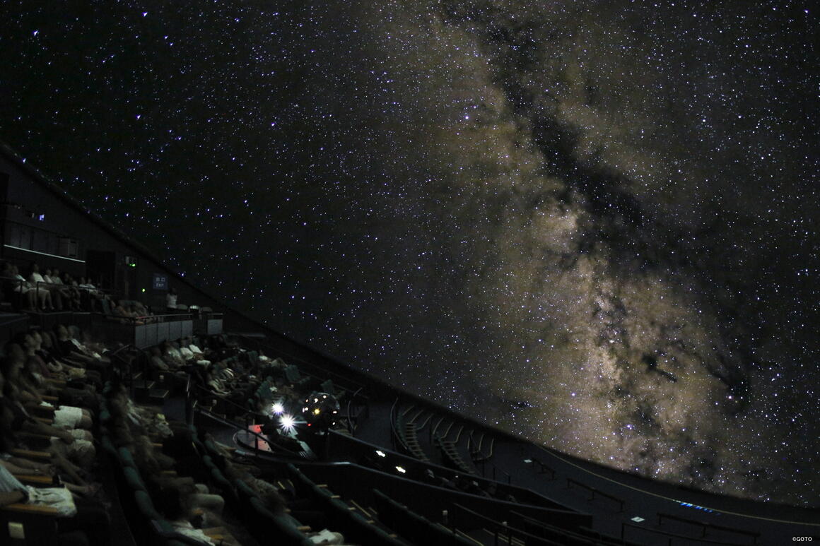 サイエンスエッグに映し出された天の川と星空の写真。画像は、コピーライトGOTO