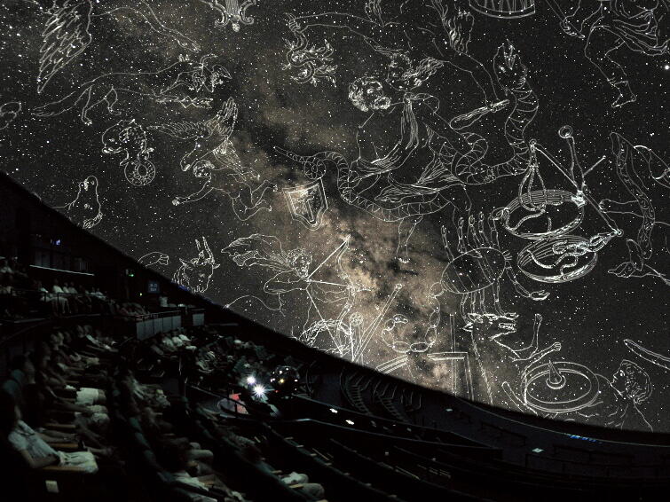サイエンスエッグに星空と星座のイラストを映し出している写真。画像は、コピーライトGOTO
