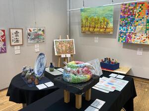 第17回ぴゅああーと展、書や絵、ヘビの形の立体作品などが展示されている