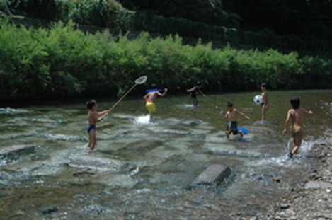柳瀬川で水遊びする子供